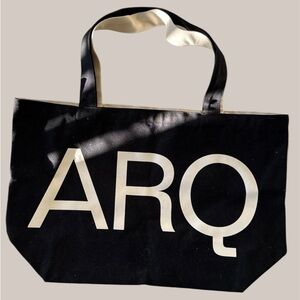ARQ | Contra Tote